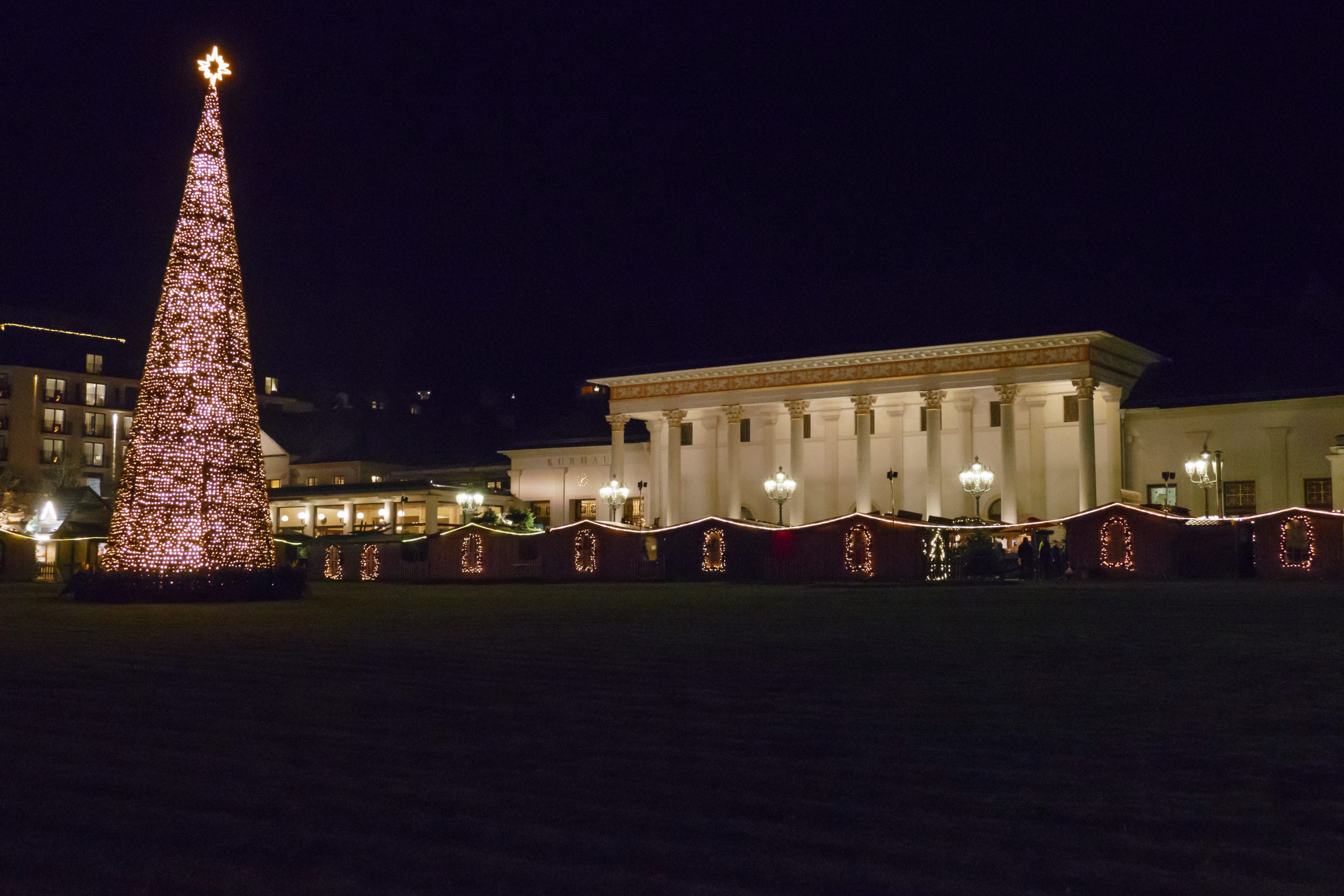 Marché de Noël Baden-Baden en Allemagne avec des chalets illuminés