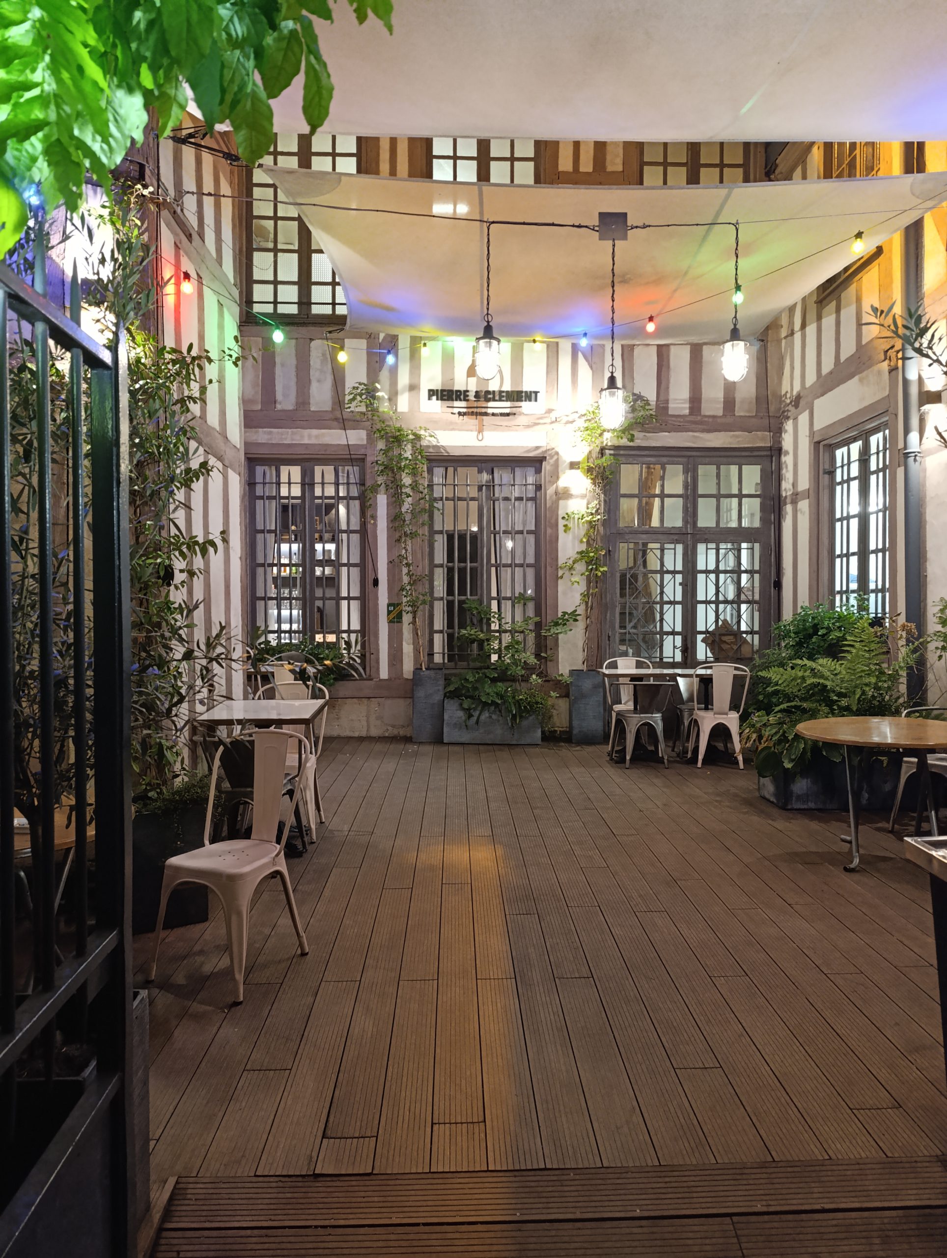 Façade du restaurant avec terrasse et ruelle pavée