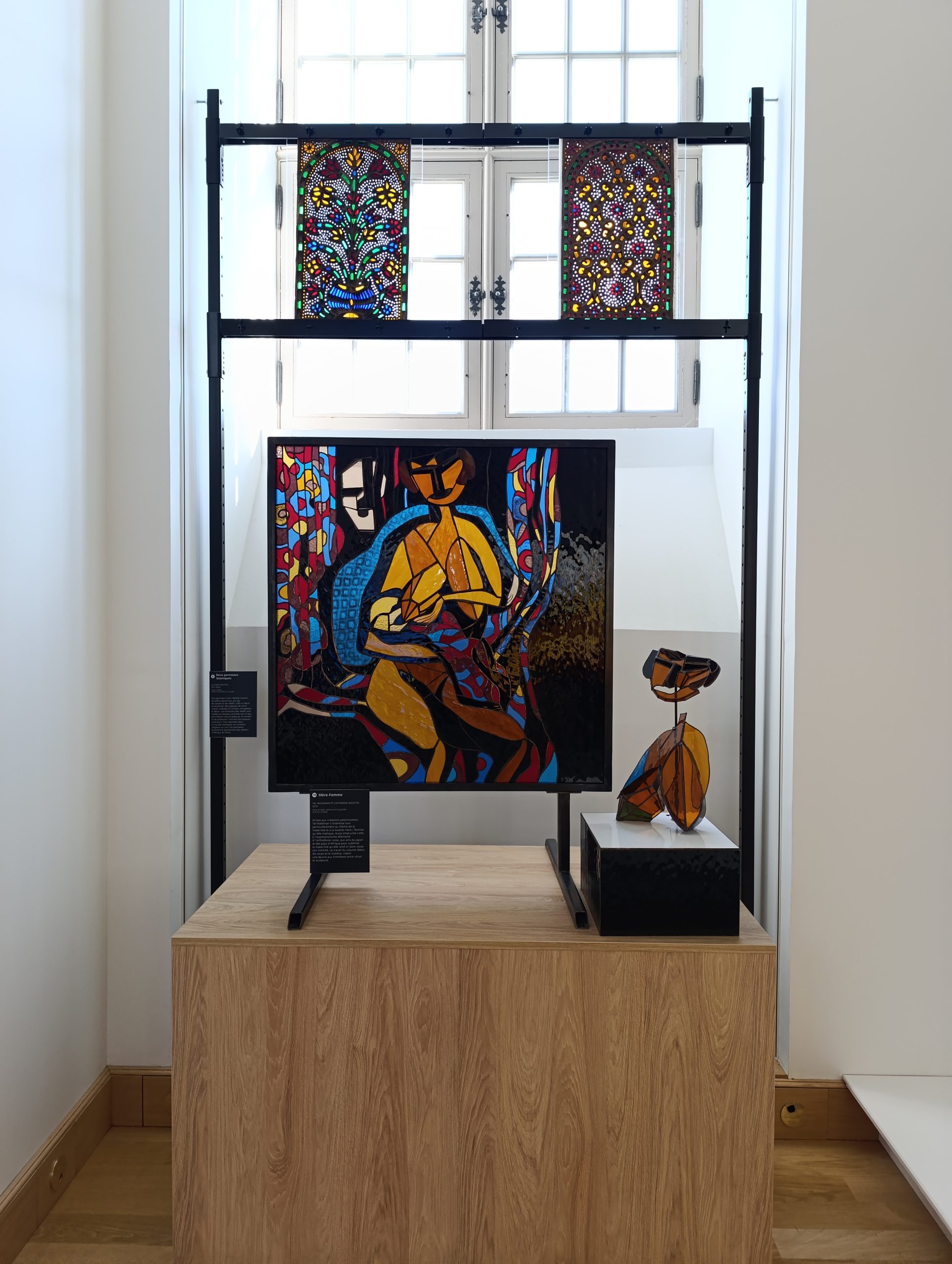 Gros plan sur des vitraux colorés et lumineux dans le musée