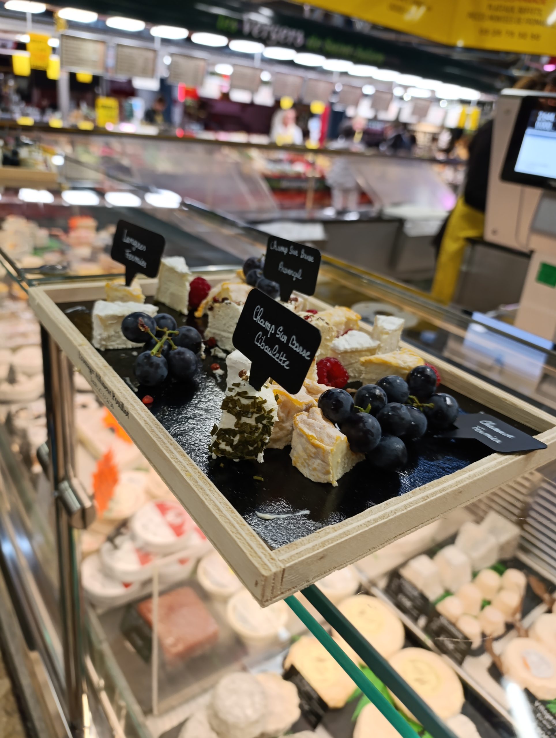 Liqueurs artisanales et spécialités régionales exposées dans la boutique