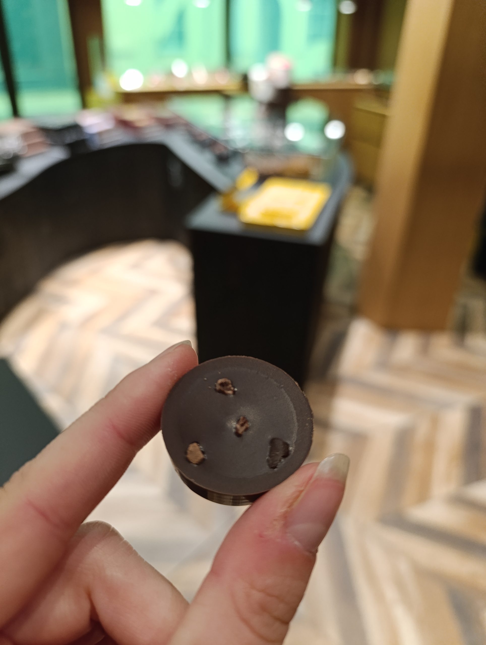 Produits artisanaux et bouteilles disposés sur les étagères de la boutique