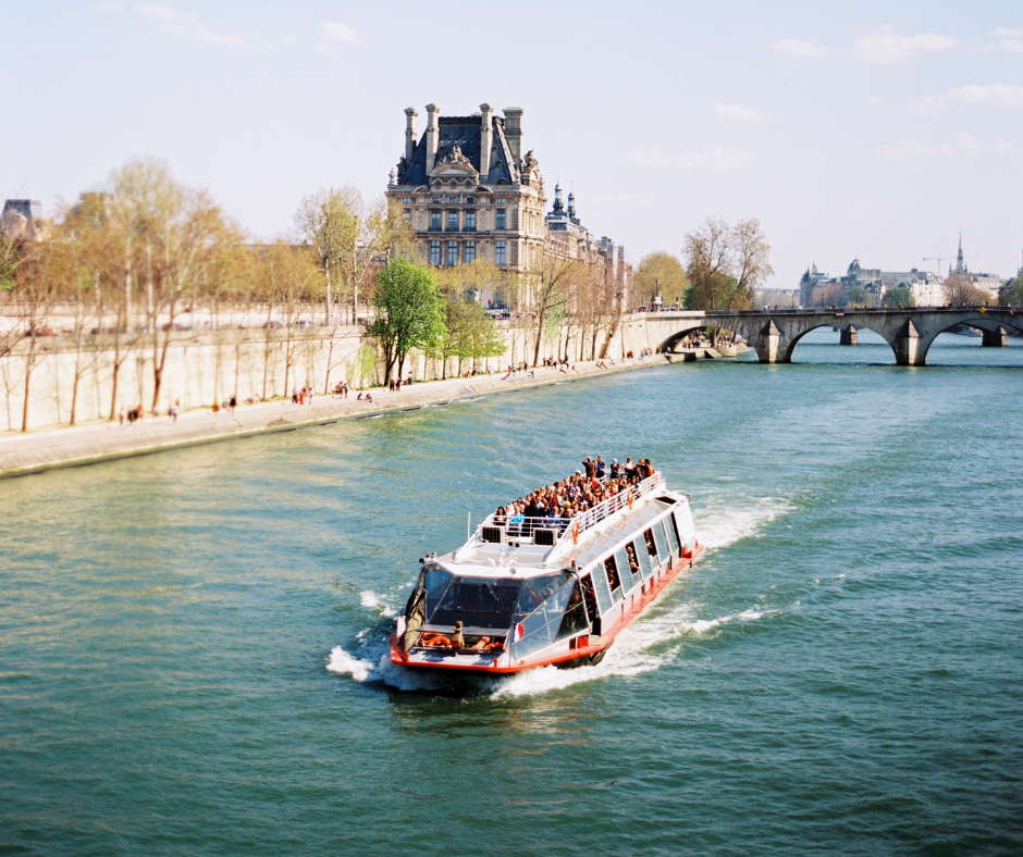 Bateau-mouche sur la Seine avec vue sur les monuments de Paris illuminés