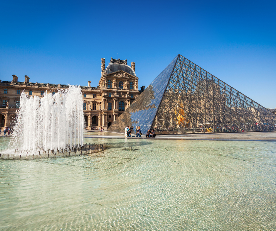 Musée du Louvre et pyramide emblématique au cœur de Paris